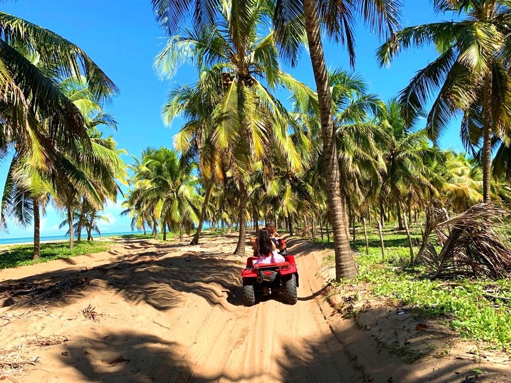 Passeio de quadriciclo na Praia do Gunga